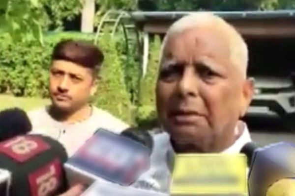 3 साल बाद पटना पहुंचे लालू यादव, एयरपोर्ट पर स्वागत के लिए उमड़े समर्थक-नेता