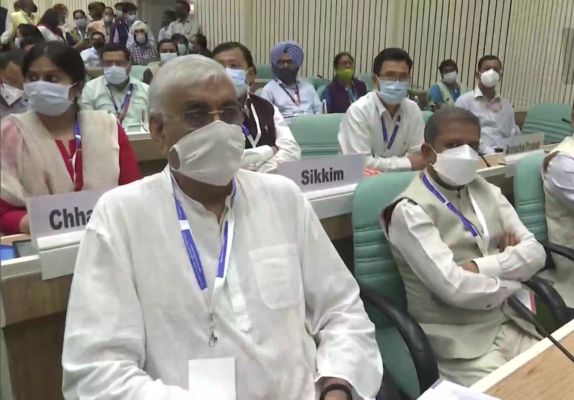 केंद्र ने माना सिर्फ एक तिहाई आबादी को ही लगी हैं वैक्सीन की दोनों डोज़