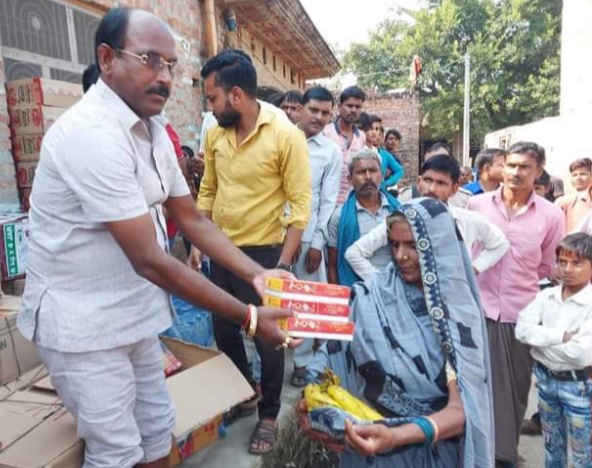 तिलहर भाजपा विधायक रोशन लाल वर्मा ने बाढ़ पीड़ितों को  खाद्य सामग्री के साथ दी आर्थिक मदद