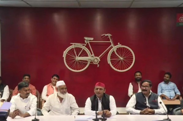 बसपा के छह व भाजपा का एक विधायक सपा में शामिल, एक सपा विधायक ने की इस्तीफे की घोषणा