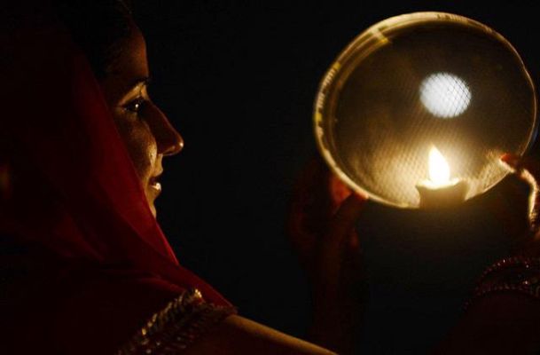 खराब मौसम में चंद्र दर्शन न हो तो ऐसे दें चंद्रमा को अर्क