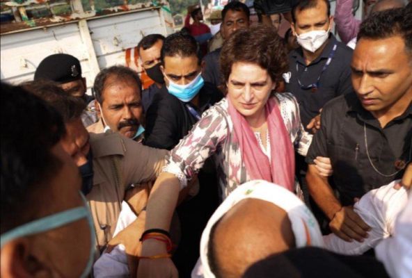 यूपी: काफिले के साथ आगरा जा रहीं प्रियंका गांधी हिरासत में, शाम को दी अनुमति