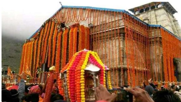 दिवाली की पूर्व संध्या पर केदारनाथ मंदिर को 8 क्विंटल फूलों से सजाया गया