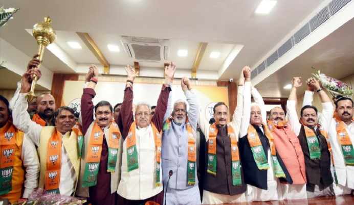 सपा, बसपा और कांग्रेस को UP चुनाव से पहले लगा बड़ा झटका, BJP में शामिल हुए कई बड़े नेता