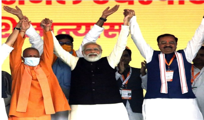 योगी-मौर्य की बिगड़ी सियासी केमिस्ट्री को बैलेंस करने में जुटे PM मोदी