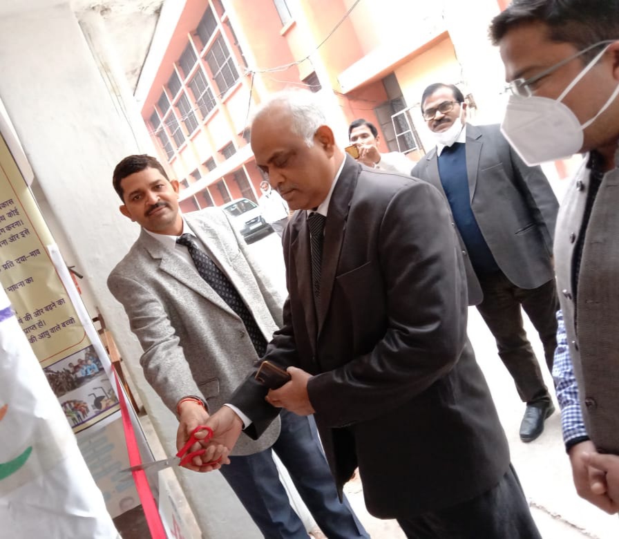 विधिक सहायता केन्द्र का उदघाटन प्रधान न्यायाधीष परिवार न्यायालय नरेन्द्र बहादुर प्रसाद ने फीता काटकर किया 