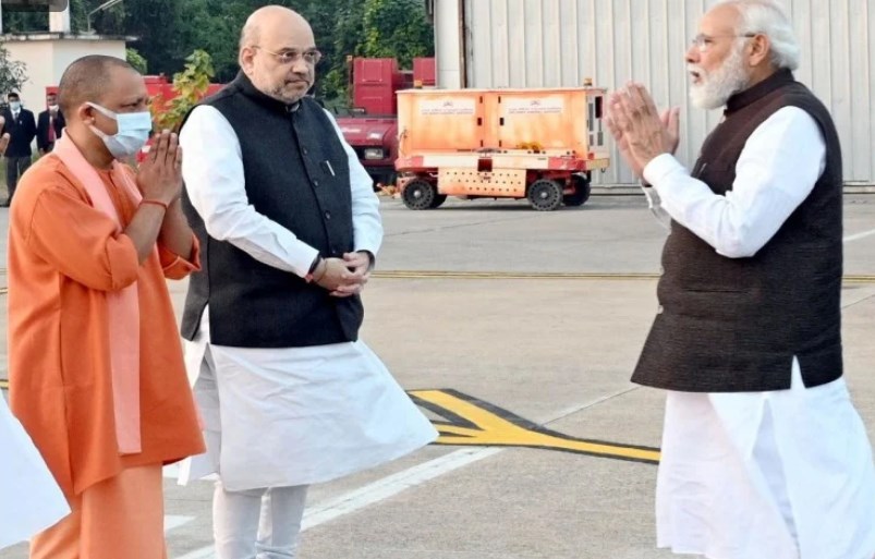 यूपी: दिल्ली रवाना हुए पीएम मोदी, शाह और योगी ने किया अभिनंदन