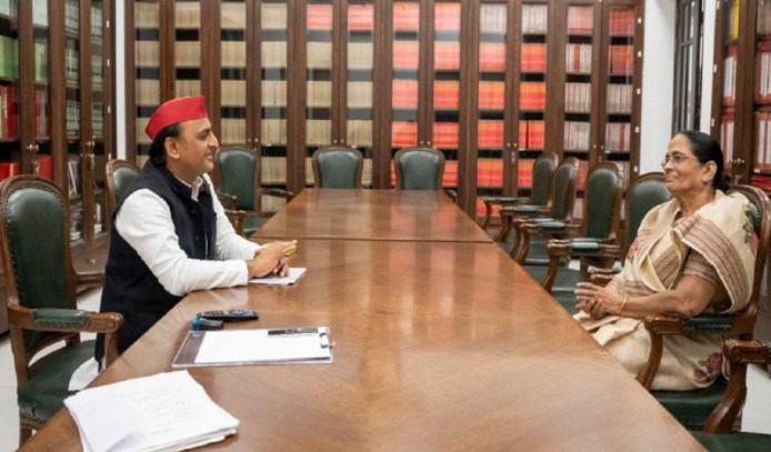 भाजपा को मिला अनुप्रिया का साथ तो अखिलेश के साथ आईं मां कृष्णा