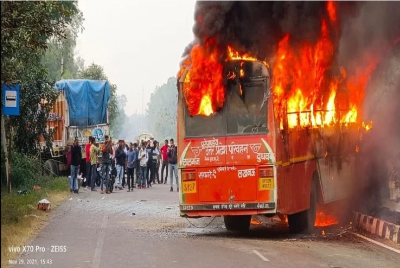 रोडवेज बस में लगी भीषण आग, 14 यात्री झुलसे, एक गंभीर, लखनऊ रेफर