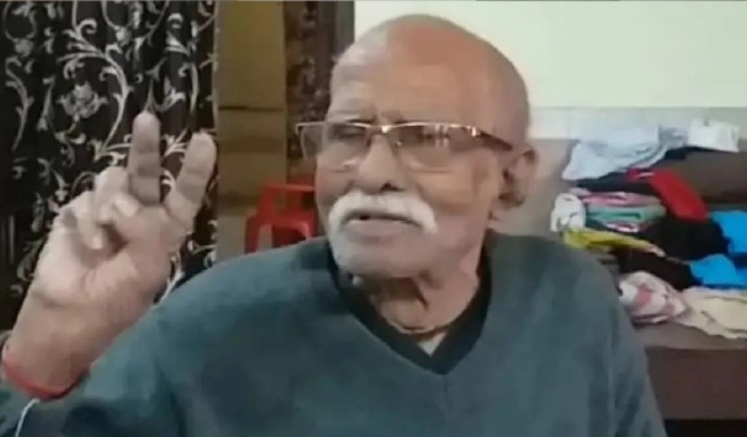 बेटों ने ठुकराया तो आगरा के बुजुर्ग ने सबक सिखाने के लिए अनोखा कदम उठाया, DM के नाम कर दी करोड़ों की जायदाद