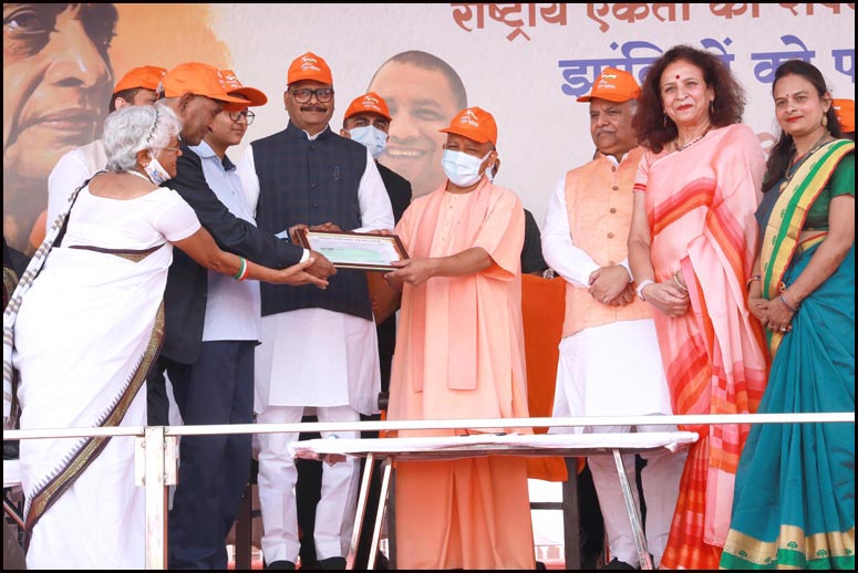 CMS student awarded a cash prize  of Rs 21,000 by CM Yogi 