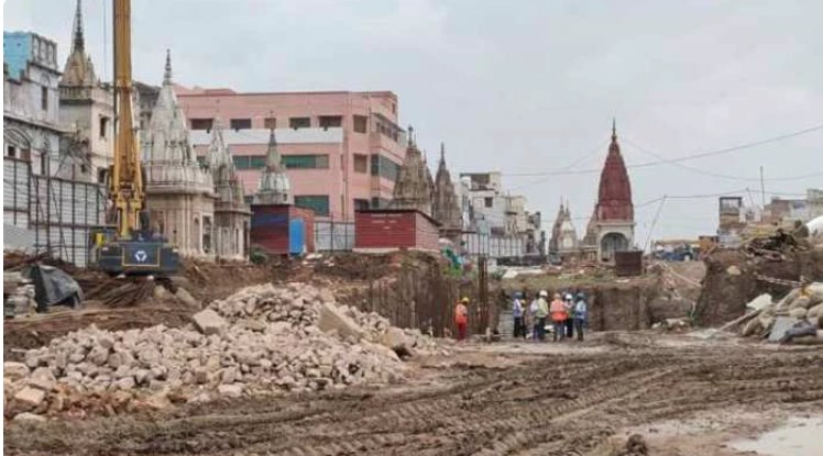 काशी विश्वनाथ कॉरिडोर के लोकार्पण से पहले अस्सी घाट के पास के घरों की दीवारें, छत, फर्श अचानक टूट रहे