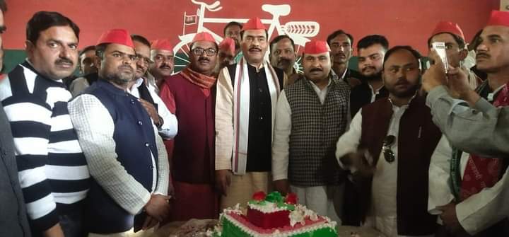नेताजी मुलायम सिंह यादव का जन्मदिन शाहजहांपुर में समाजवादी पार्टी के जिला कार्यालय पर केक काटकर धूमधाम के साथ जिला अध्यक्ष तनवीर खां की अध्यक्षता में मनाया 
