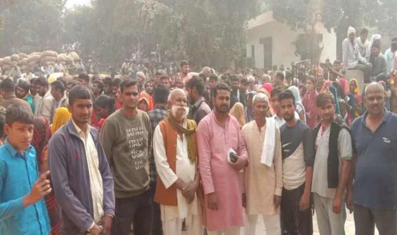 आगरा में खाद के लिए मारामारी: धक्कामुक्की में किसान हुए बेहोश, 