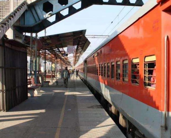 ट्रेनों का स्पेशल दर्जा हटने से रेल यात्रियों को हुआ फायदा, जानें कितना घटा यात्री ट्रेनों का किराया