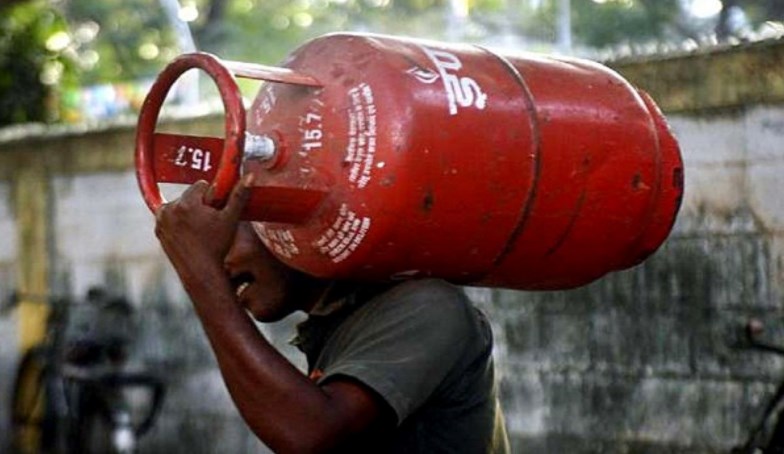 ग्राहकों को बड़ा झटका, 100 रुपये महंगी हुई LPG गैस सिलेंडर; जानिए नई कीमत