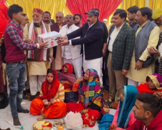 मुख्यमंत्री सामूहिक विवाह योजना में 562 हिंदू एवं मुस्लिम जोड़ों का विवाह धार्मिक रीति-रिवाजों के साथ संपन्न, सांसद अरुण सागर ने दिए गिफ्ट