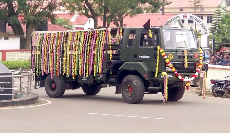  स्थानीय लोगों ने सीडीएस के पार्थिव शरीर पर बरसाए फूल, नम आंखों से दी विदाई
