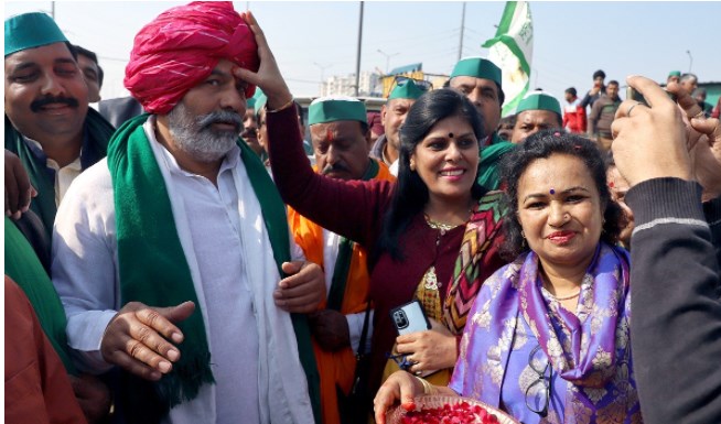 दिल्ली सीमा पर साल भर के आंदोलन के बाद घर लौटे किसान, हुआ जोरदार स्वागत
