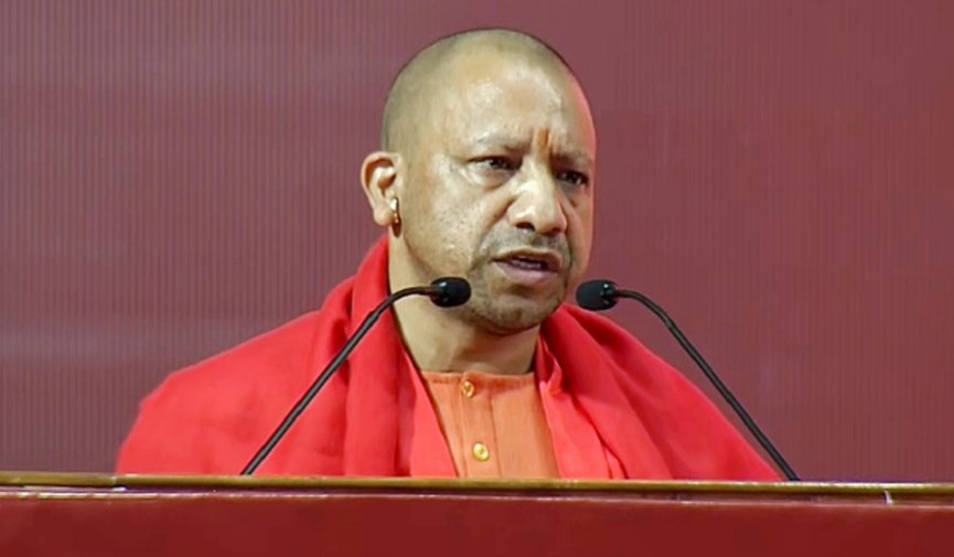मुख्यमंत्री योगी ने सपा के झंडे को बताया अराजकता का प्रतीक, बोले- 2017 से पहले किसान बदहाल था