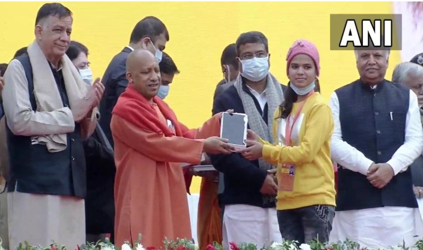 चुनाव से पहले योगी का छात्रों को तोहफा, यूपी में विद्यार्थियों को मिलेगा टैबलेट और स्मार्टफोन