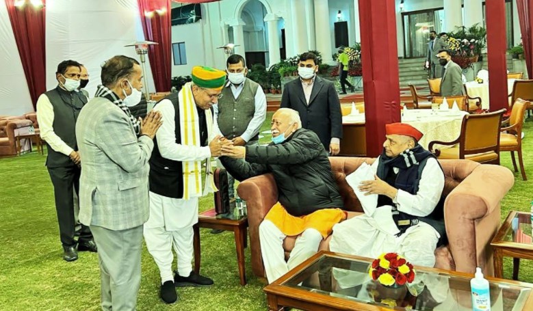 भागवत-मुलायम की तस्वीर से सियासी गलियारे में बढ़ी हलचल, निकाले जा रहे कई मायने