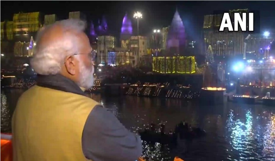 गंगा घाट पर भव्य आरती में शामिल हुए प्रधानमंत्री मोदी, भाजपा शासित राज्यों के मुख्यमंत्री भी रहे मौजूद