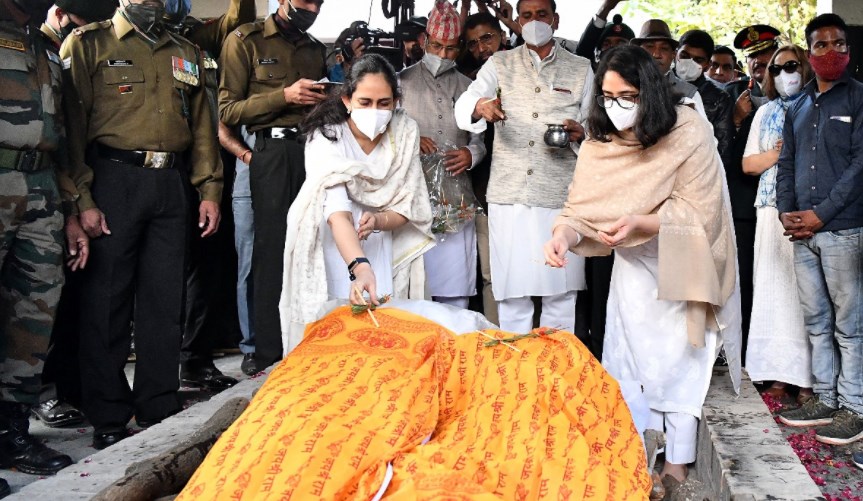 अलविदा CDS जनरल रावत... रक्षा मंत्री की मौजूदगी में पूरे सैन्य सम्मान के साथ हुआ अंतिम संस्कार