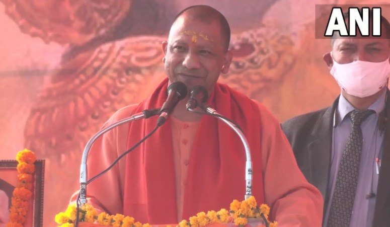योगी आदित्यनाथ बोले- हमारी सरकार के लिए जनता ही परिवार, यूपी से अपराधियों का हुआ पलायन