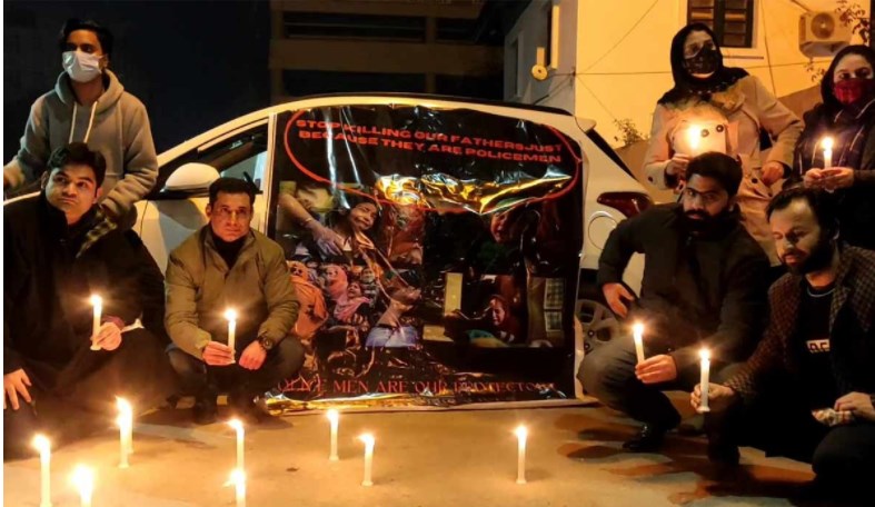 बांदीपोरा में दो पुलिसकर्मियों की हत्या के विरोध में सड़कों पर उतरी कश्मीरी जनता