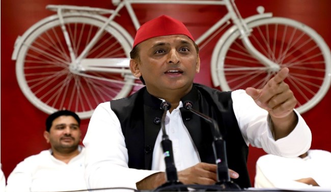 अखिलेश के करीबियों के ठिकानों पर इनकम टैक्स की छापेमारी, सपा प्रमुख ने सरकार पर साधा निशाना
