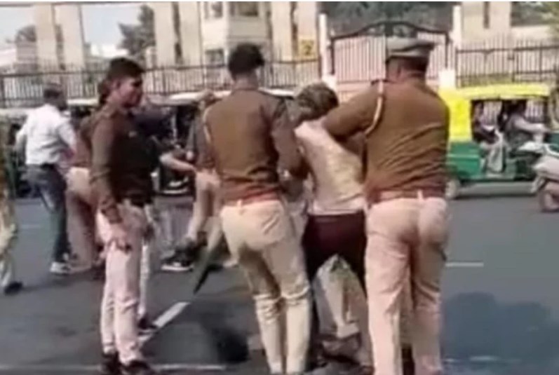 लखनऊ: विधान भवन के सामने ठेकेदार व उसके साथी ने किया आत्मदाह का प्रयास, पुलिस ने बचाया