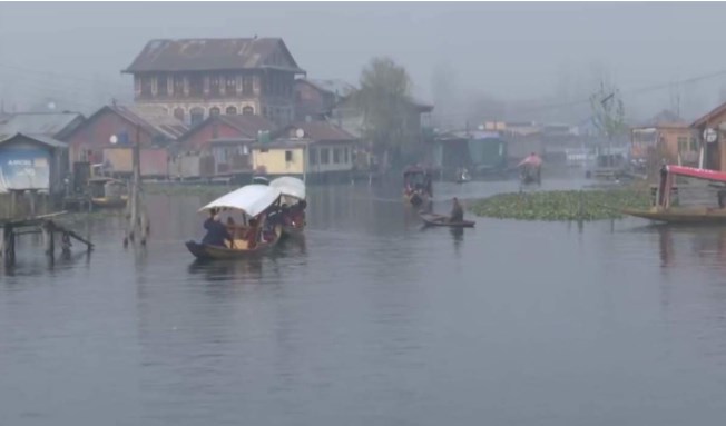 कश्मीर में मौसम की सबसे सर्द रात, नलों में बर्फ जमने से जनजीवन हुआ प्रभावित