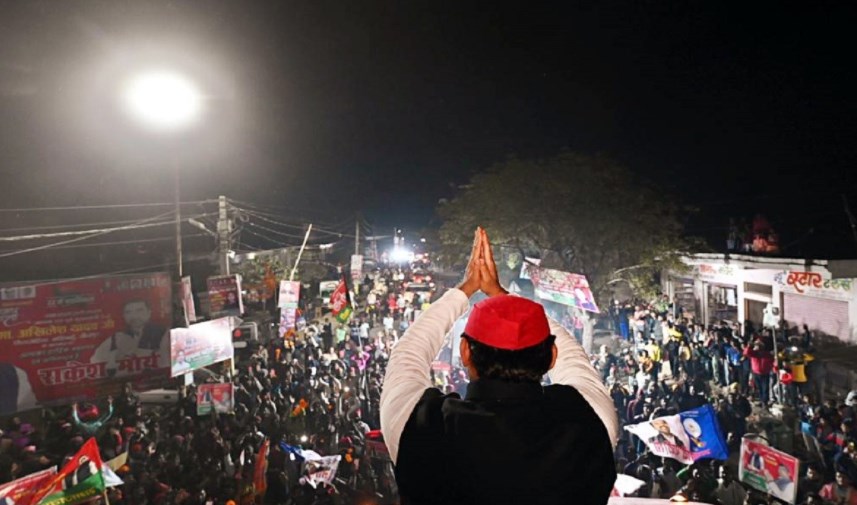 अखिलेश भी ब्राह्मण कार्ड चलने को तैयार, भगवान परशुराम की मूर्ति का किया अनावरण