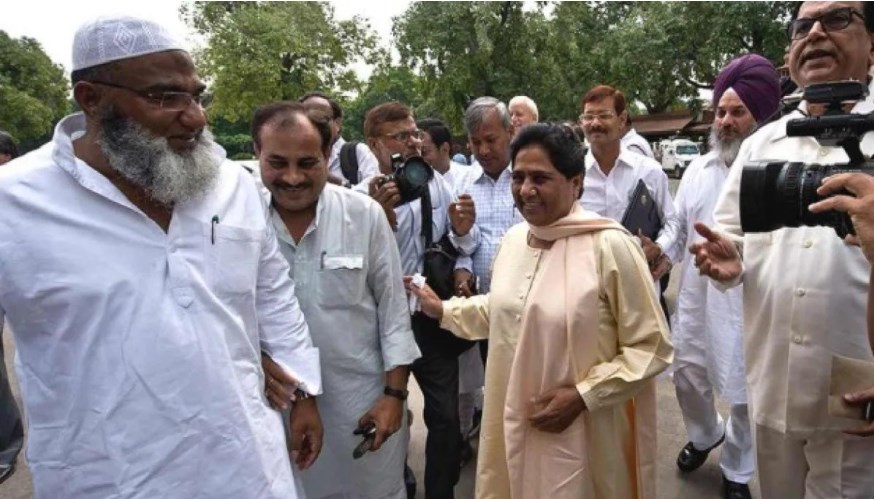 मुस्लिम वोटरों को लुभाने के लिए मायावती ने किया बड़ा खेल, सपा का बिगड़ न जाए समीकरण