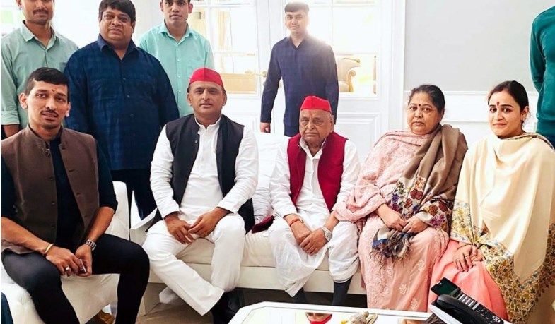 टिकट पर नहीं बन पाई बात, अखिलेश से नाराज यादव परिवार का यंग ब्रिगेड !