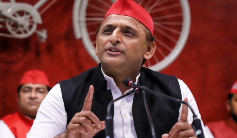 यूपी चुनाव: अखिलेश ने पार्टी के सत्ता में आने पर छात्रों को लैपटॉप देने का वादा किया
