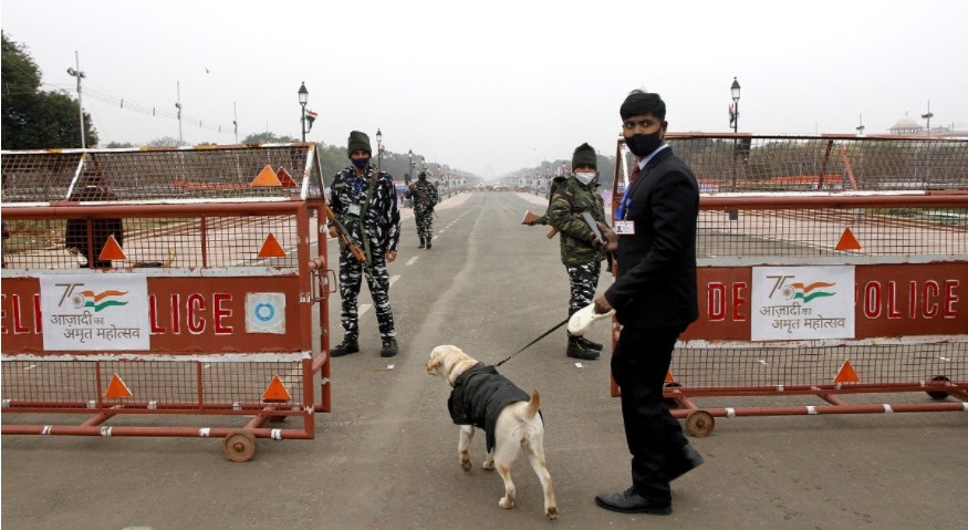 गणतंत्र दिवस 2022: छावनी में तब्दील हुई दिल्ली, जगह-जगह वाहनों की जांच कर रहे पुलिसकर्मी