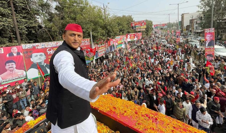 चुनाव प्रचार में मोदी से सीधी भिड़ंत करने से जानबूझकर बच रहे हैं अखिलेश यादव