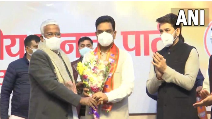 भाजपा में शामिल हुए पूर्व IPS अधिकारी असीम अरुण, बोले- योगी राज में सुधरी है कानून-व्यवस्था