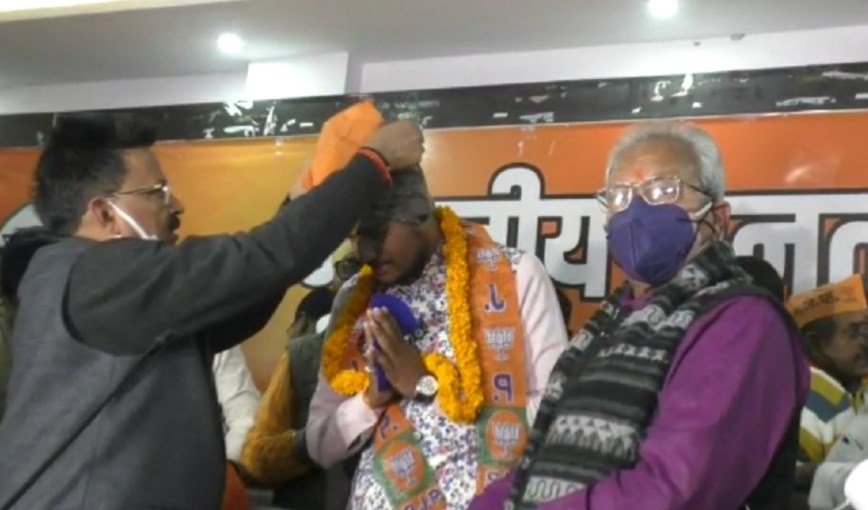 बीजेपी ने काशी से पलटा गेम, सपा-कांग्रेस के कई नेताओं ने ग्रहण की सदस्यता