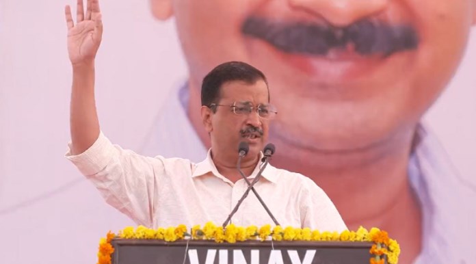 कुमार विश्वास के संदर्भ में PM मोदी पर बरसे केजरीवाल, बोले- 2 तरह के होते हैं आतंकवादी 