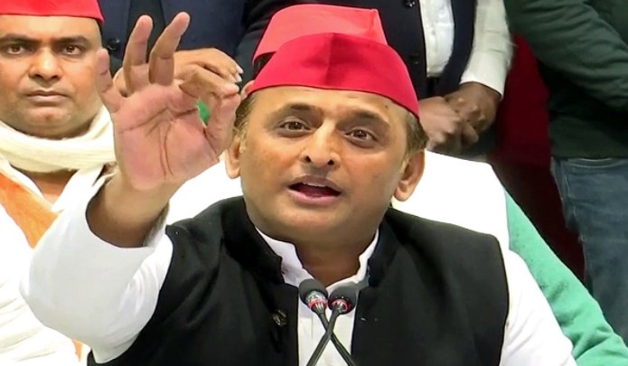 मंच से खाकी वर्दी वालों पर भड़के अखिलेश, ए पुलिस वालों, ए पुलिस... तुमसे ज्यादा बदतमीज...