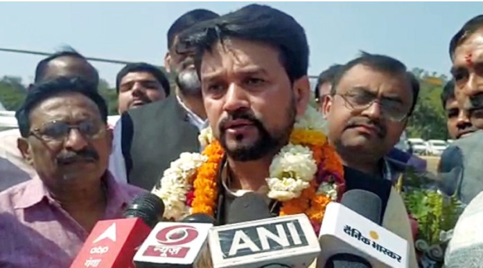 डिंपल यादव पर अनुराग ठाकुर का पलटवार, बोले- जो ज्यादा देर तक न दिखें उन्हें लगती है जंग