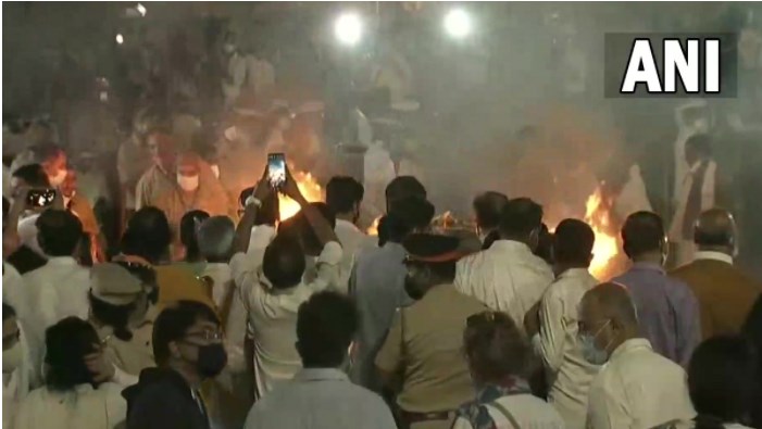 पंचतत्व में विलीन हुईं भारत रत्न लता मंगेशकर, राजकीय सम्मान के साथ हुआ अंतिम संस्कार