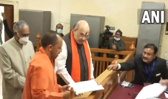 गोरखधाम में पूजा, अमित शाह की 300 पार वाली हुंकार, कुछ इस अंदाज में CM योगी ने भरा नामांकन