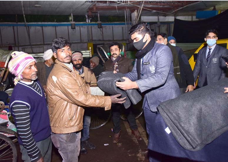 सी.एम.एस. छात्रों ने किया मानवीय कार्य, जरूरतमंदों को बाँटे कंबल व गर्म कपड़े