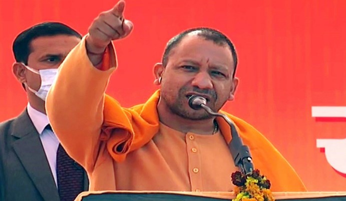 सपा-बसपा पर बरसे योगी, कहा- कब्रिस्तान की बाउंड्री वॉल पर दिखाई देता है उनका विकास