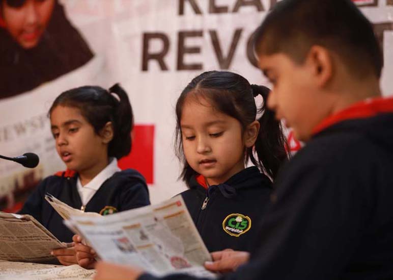 सी.आई.एस. के नन्हें-मुन्हें छात्रों ने हिन्दी-इंग्लिश अखबार का  किया धाराप्रवाह  पाठन 