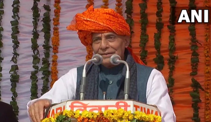 राजनाथ बोले- जब होगा कानून का शासन तभी विकास करेगा योगासन